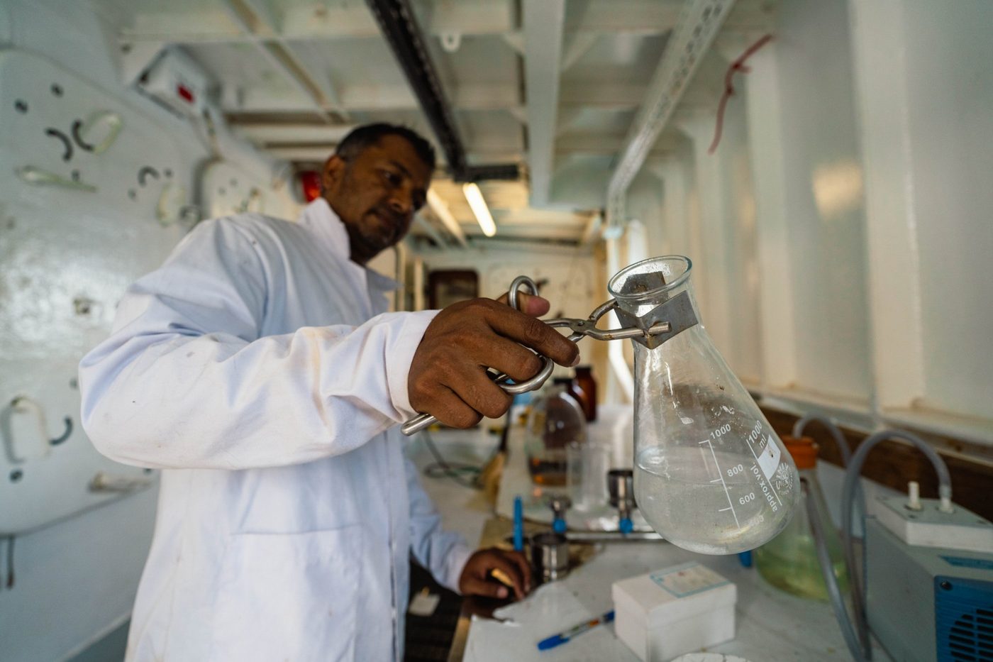 Analyse d'échantillons d'eau dans le laboratoire de bord.